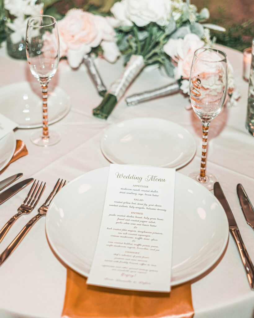 Table de mariage avec fleurs et menu papier