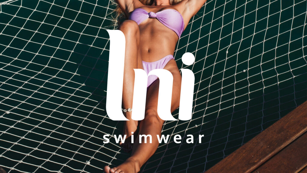 Logo LNI swimwear devant une photo d'une femme en maillot de bain dans l'eau