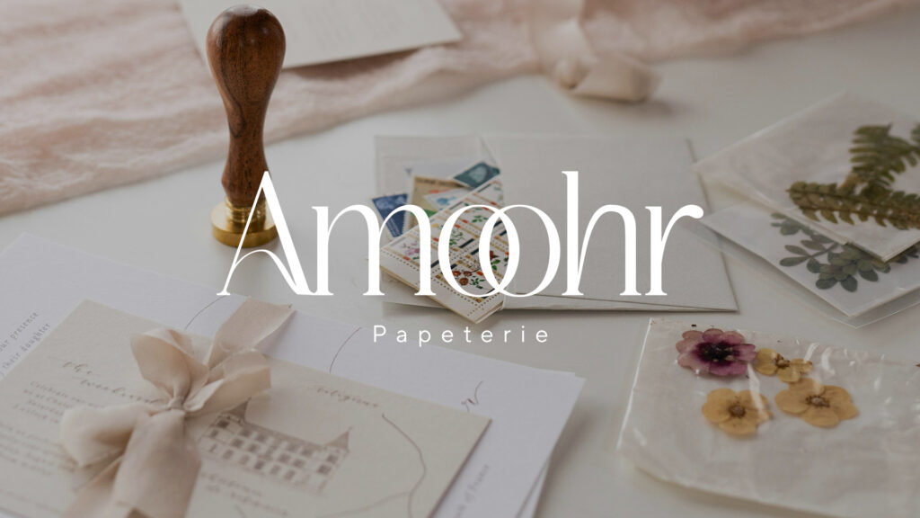 Logo amoohr avec papeterie, tampon, rubans, etc...