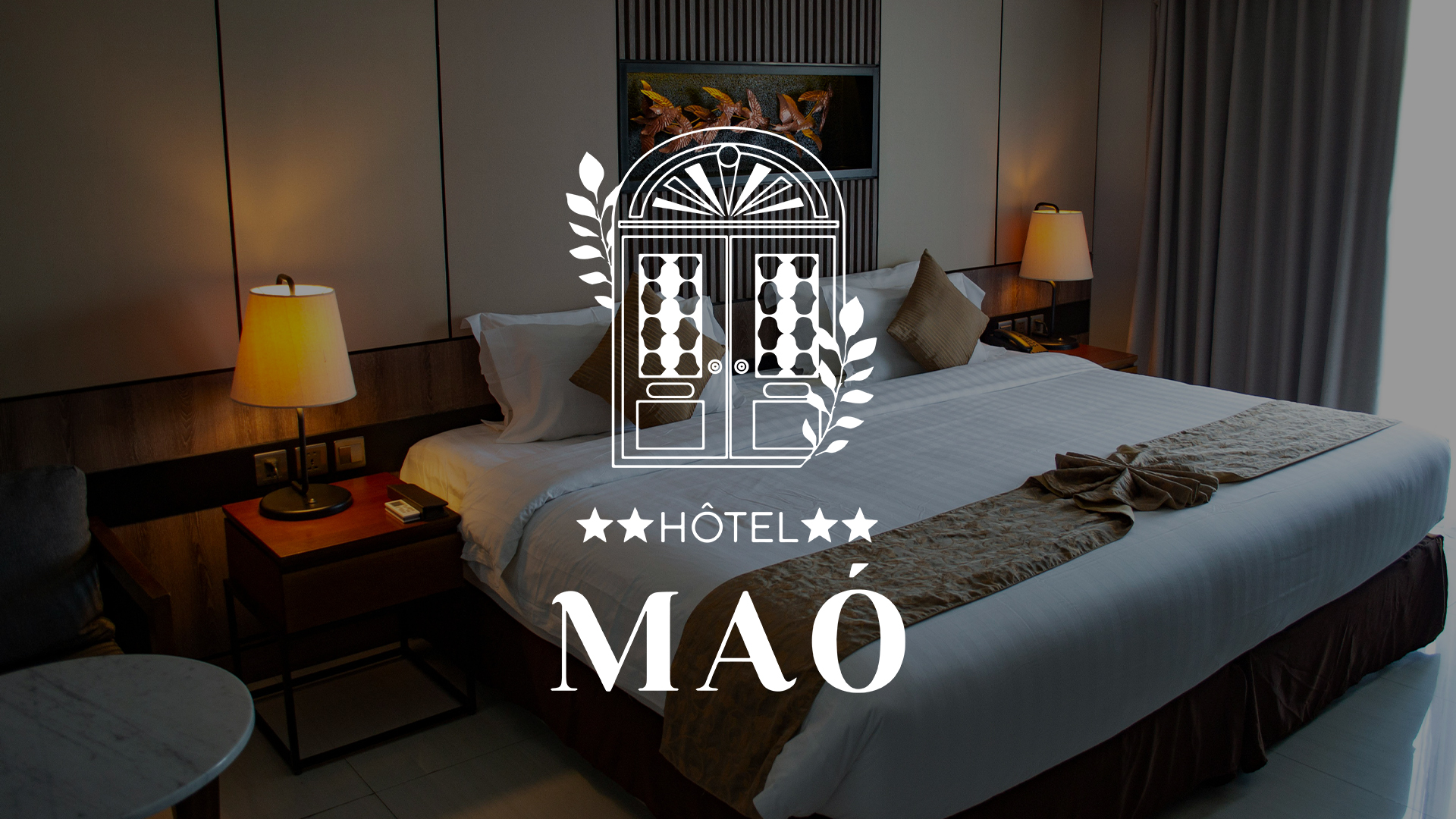 logo Hôtel Maó devant une chambre d'hôtel