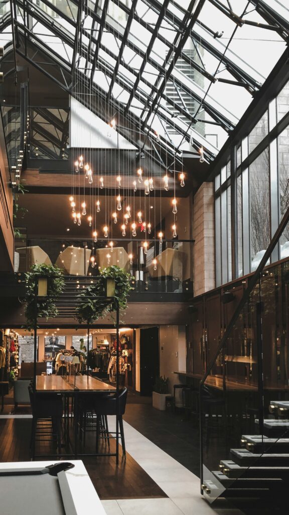 Bar d'un hôtel avec grande verrière et lumière suspendue
