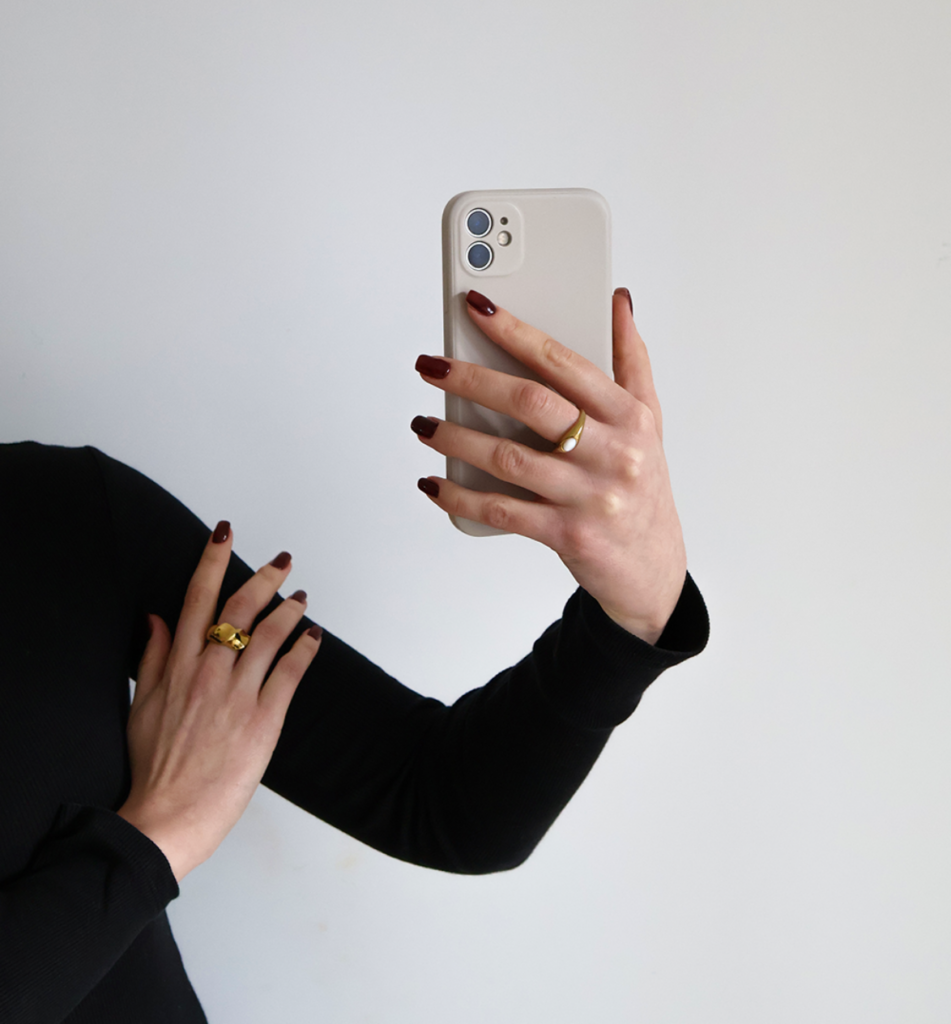 Femme tenant un téléphone dans les mains